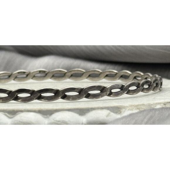 Retired James Avery 925 Hammered Twisted Wire Bangle Bracelet 5.31G / 7.5in - Picture 3 of 8